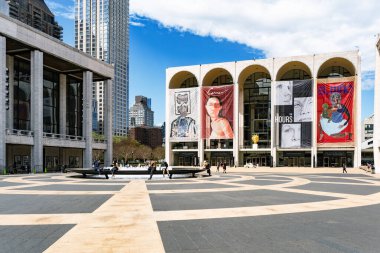 New York City, ABD - 24 Nisan 2024: Manhattan, NYC 'deki Metropolitan Opera Binası zarif tasarımı ve sakin atmosferiyle ziyaretçileri büyüleyen büyük bir süs olarak duruyor.