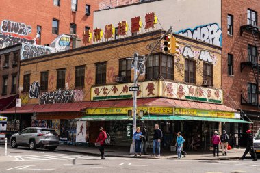 New York, ABD - 27 Nisan. 2024: Çin Kasabası 'nın tipik caddelerinde dükkanlar ve insanlar var. New York City, ABD
