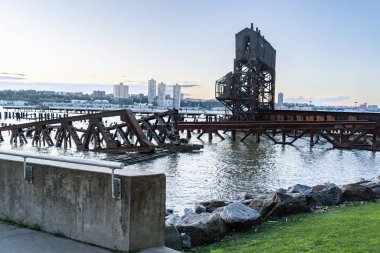 Hudson Nehri ve Hudson River Parkı, New York, ABD 'deki ahşap yol.