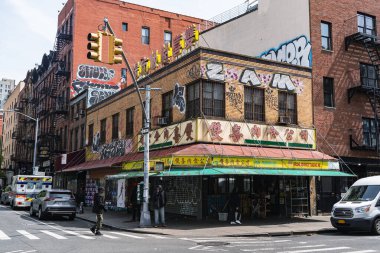 New York, ABD - 27 Nisan. 2024: Çin Kasabası 'nın tipik caddelerinde dükkanlar ve insanlar var. New York City, ABD