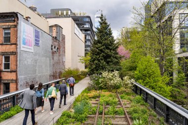 NEW YORK CITY, ABD - 29 Mart 2020: İnsanlar New York, ABD 'de Manhattan' daki High Line parkının tadını çıkarıyor