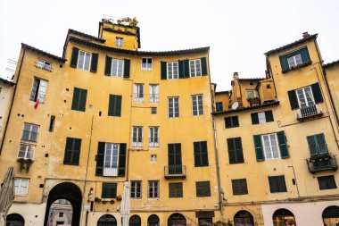 Lucca, İtalya - Lucca İtalya 'nın kalbi Piazza dell Anfiteatro' nun ön cephesi