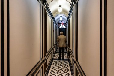 Bir adam New York 'ta özel bir binada koridorda yürüyor. Amerika Birleşik Devletleri