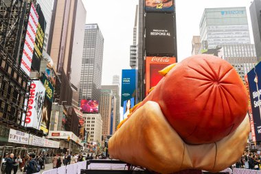 New York, ABD 30 Nisan 2024: Times Meydanı, Manhattan ve Büyük Elma 'nın dünyanın her yerinde bilinen en ünlü yerlerinden biri..