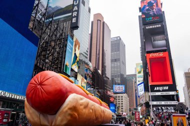 New York, ABD 30 Nisan 2024: Times Meydanı, Manhattan ve Büyük Elma 'nın dünyanın her yerinde bilinen en ünlü yerlerinden biri..