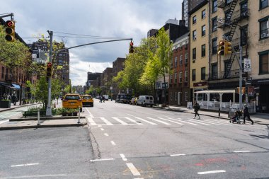 New York City, ABD - 24 Nisan 2024: New York, ABD 'de Chelsea bölgesinde büyük cadde