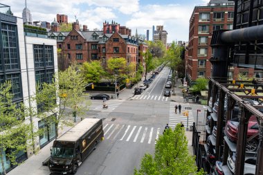 New York City, ABD - 24 Nisan 2024: New York, ABD 'de Chelsea bölgesinde büyük cadde