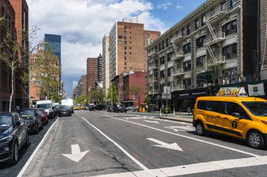 New York City, ABD - 24 Nisan 2024: New York, ABD 'de Chelsea bölgesinde büyük cadde