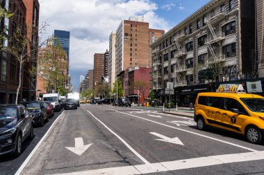New York City, ABD - 24 Nisan 2024: New York, ABD 'de Chelsea bölgesinde büyük cadde