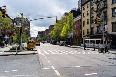 New York City, ABD - 24 Nisan 2024: New York, ABD 'de Chelsea bölgesinde büyük cadde