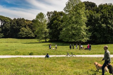 Napoli, İtalya - 3 Mayıs 2015: İnsanlar Capodimonte Park, Napoli İtalya 'daki Orman' da spor yapıyor ve eğleniyorlar