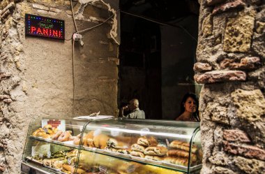 Napoli, İtalya - 16 Mayıs 2015: Napoli, İtalya 'nın tarihi merkezinde geleneksel sokak gıda mağazası ve tedarikçileri