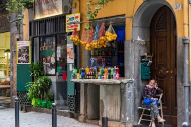 Napoli, İtalya - 16 Mayıs 2015: Napoli, İtalya 'nın tarihi merkezinde geleneksel sokak gıda mağazası ve tedarikçileri