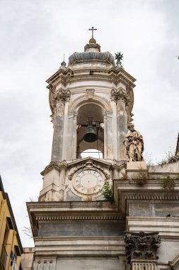 Restorasyondan önceki Girolamini Kilisesi. Kilise ve kilise kompleksi. Muhteşem bir dekorasyon, ahşap bir kütüphane ve büyük bir galeri..