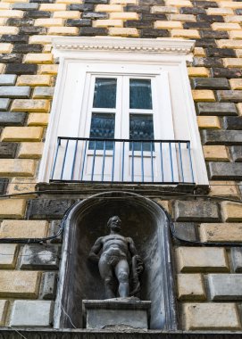 Napoli, İtalya 'daki ünlü Palazzo Diomede Carafa cephesi. Palazzo Diomede Carafa, Napoli şehir merkezinde bulunan tarihi bir ortaçağ sarayı..
