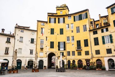 Lucca, İtalya - 19 Kasım 2023: Lucca İtalya 'nın kalbi Piazza dell Anfiteatro' nun manzarası