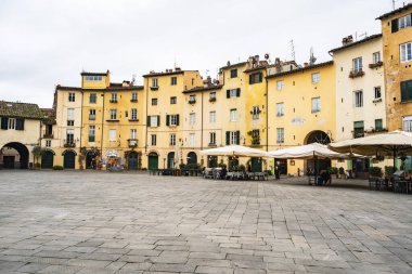 Lucca, İtalya - 19 Kasım 2023: Lucca İtalya 'nın kalbi Piazza dell Anfiteatro' nun manzarası