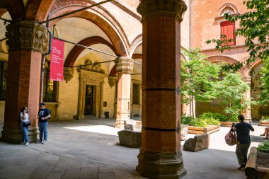 Bologna, İtalya - 9 Haziran 2023: Bologna, Emilia Romagna, İtalya. Piazza Maggiore 'daki Podesta Sarayı' nın içi ve kemerleri..