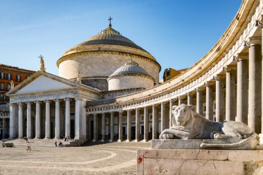 Napoli, İtalya - 3 Kasım 2024: San Francesco di Paola Bazilikası, Piazza del Plebiscito 'da yer almaktadır