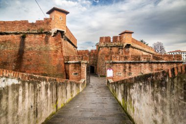 Fortezza Nuova, 1500 'lerin sonunda kayalar ve kırmızı tuğlalar içinde suyla çevrili çokgen bir bitki ile önemli bir kaledir. Livorno, İtalya