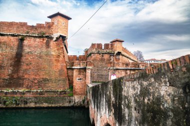 Fortezza Nuova (1500 'lü yılların sonunda) su ile çevrili çokgen bir bitki ile taşlı ve kırmızı tuğlalı önemli bir kaledir. Livorno, İtalya