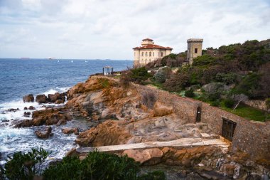 Boccale kalesi ve Romito 'nun kumtaşı kayaları Livorno, Toskana bölgesi, İtalya ve Avrupa' da kış mevsiminde