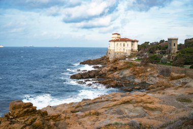 Boccale kalesi ve Romito 'nun kumtaşı kayaları Livorno, Toskana bölgesi, İtalya ve Avrupa' da kış mevsiminde