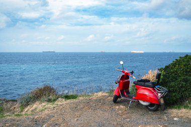 Livorno, Tuscany bölgesi, İtalya ve Avrupa 'da kış mevsiminde Romito' nun kumtaşı kayaları üzerinde Vespa scooter.