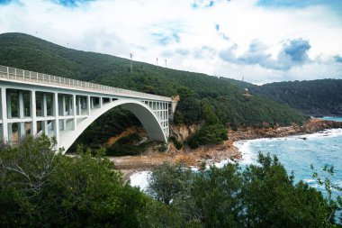 Sahilde ve Calafuria Köprüsü 'nde Aurelia yolu üzerinden deniz fırtınası var. Livorno Toskana İtalya Avrupa