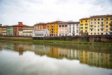 Arno nehri ve renkli bina, suda yansıma, Pisa, Toskana, İtalya