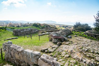 İlk antik Yunan kolonisi Cuma 'nın arkeolojik kenti Napoli yakınlarındaki İtalyan Yarımadası. İtalya