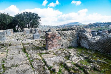 İlk antik Yunan kolonisi Cuma 'nın arkeolojik kenti Napoli yakınlarındaki İtalyan Yarımadası. İtalya