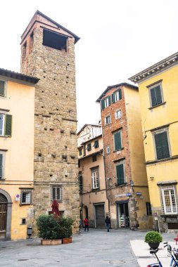 Lucca, İtalya 'da eski rahat bir cadde. Lucca, Toskana 'da bir şehirdir. Lucca ili 'nin başkentidir. İtalya