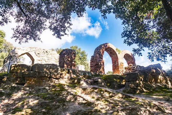 İlk antik Yunan kolonisi Cuma 'nın arkeolojik kenti Napoli yakınlarındaki İtalyan Yarımadası. İtalya