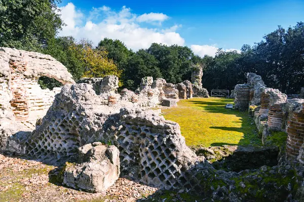 İlk antik Yunan kolonisi Cuma 'nın arkeolojik kenti Napoli yakınlarındaki İtalyan Yarımadası. İtalya