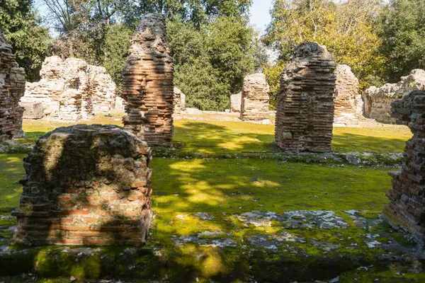 İlk antik Yunan kolonisi Cuma 'nın arkeolojik kenti Napoli yakınlarındaki İtalyan Yarımadası. İtalya