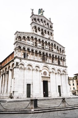Lucca, İtalya - 17 Kasım 2023: Lucca, İtalya, Saint Michele Katedrali, gotik stil İtalya