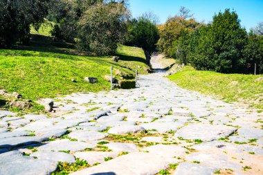 İlk antik Yunan kolonisi Cuma 'nın arkeolojik kenti Napoli yakınlarındaki İtalyan Yarımadası. İtalya