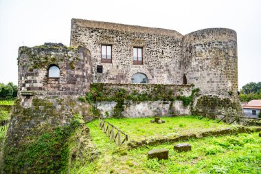 İtalya 'nın Caserta eyaleti Calvi Risorta' da yeşil tarlalarla çevrili eski ortaçağ Aragonese Kalesi