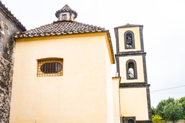 Caserta 'nın Calvi Risorta bölgesindeki yeşil tarlalarla çevrili eski ortaçağ Romanik Katedrali. İtalya