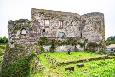 İtalya 'nın Caserta eyaleti Calvi Risorta' da yeşil tarlalarla çevrili eski ortaçağ Aragonese Kalesi