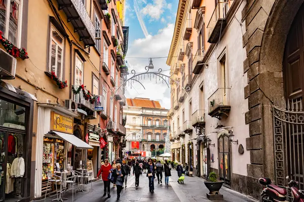 Napoli, İtalya - 20 Aralık 2019 Via Chiaia, Nisan 2018 - İtalya 'nın Napoli kenti