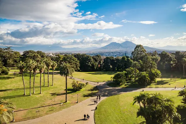 İnsanlar Napoli, Vezüv manzaralı Capodimonte Parkı 'nda yürüyüp eğleniyorlar.