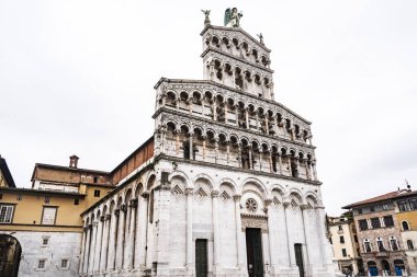Lucca, İtalya - 17 Kasım 2023: Lucca, İtalya, Saint Michele Katedrali, gotik stil İtalya