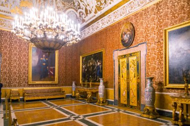 Napoli Kraliyet Sarayı, İtalya, 1600 'lerden itibaren inşa edilen sarayın içindeki muhteşem odalar. Napoli, İtalya