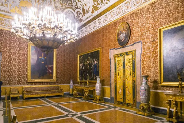 Napoli Kraliyet Sarayı, İtalya, 1600 'lerden itibaren inşa edilen sarayın içindeki muhteşem odalar. Napoli, İtalya