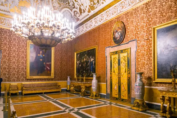 Napoli Kraliyet Sarayı, İtalya, 1600 'lerden itibaren inşa edilen sarayın içindeki muhteşem odalar. Napoli, İtalya