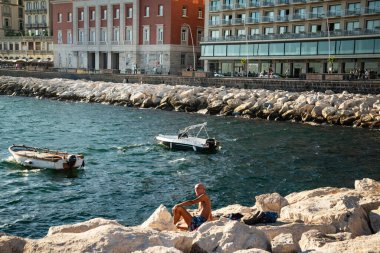 Napoli, İtalya - 12 Ağustos 2023: Borgo Marinari ve Castel dell 'Ovo (Yumurta Kalesi), Napoli, İtalya