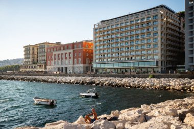 Napoli, İtalya - 12 Ağustos 2023: Borgo Marinari ve Castel dell 'Ovo (Yumurta Kalesi), Napoli, İtalya