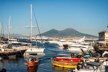 Napoli, İtalya - 12 Ağustos 2023: Borgo Marinari ve Castel dell 'Ovo (Yumurta Kalesi), Napoli, İtalya